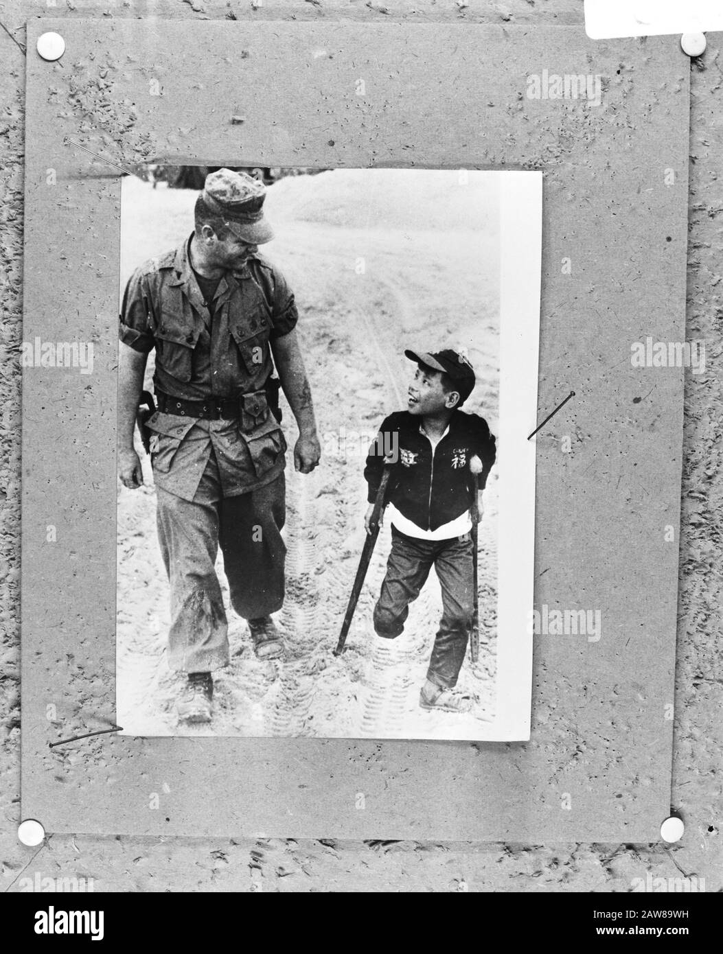 Guerre Du Vietnam. Soldat américain et garçon avec une jambe Date : 3 décembre 1969 Banque D'Images