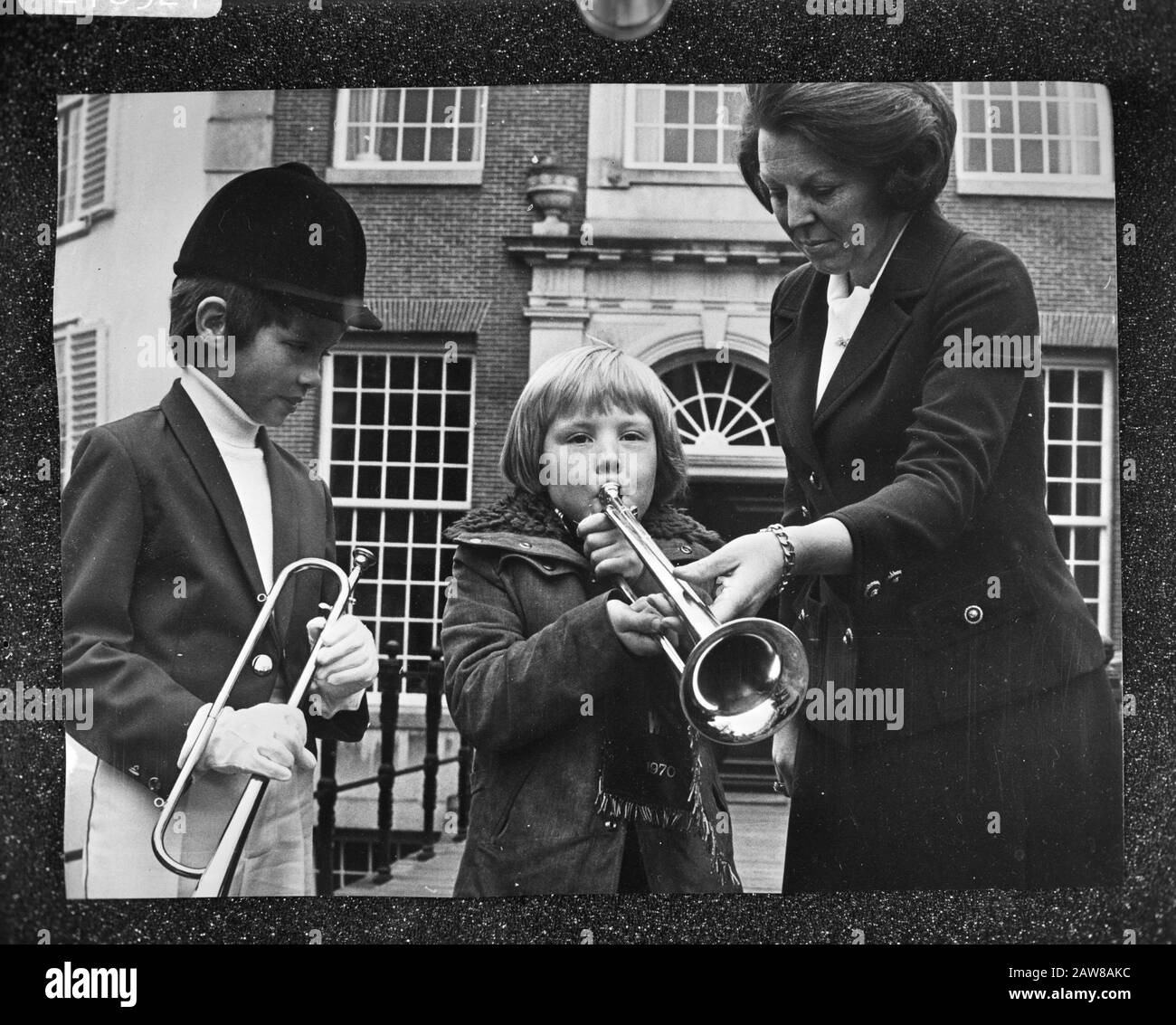 Félicitations musicales au Prince Willem-Alexander pour Drakensteyn pour marquer son huitième anniversaire description: Prince Willem-Alexander avec trompette et princesse Beatrix Date: 26 avril 1975 lieu: Lage Vuursche, Utrecht mots clés : instruments de musique, princes, princes, princesses, trompettes Nom De La Personne: Beatrix, princesse, Willem-Alexander, Prince of Orange Banque D'Images