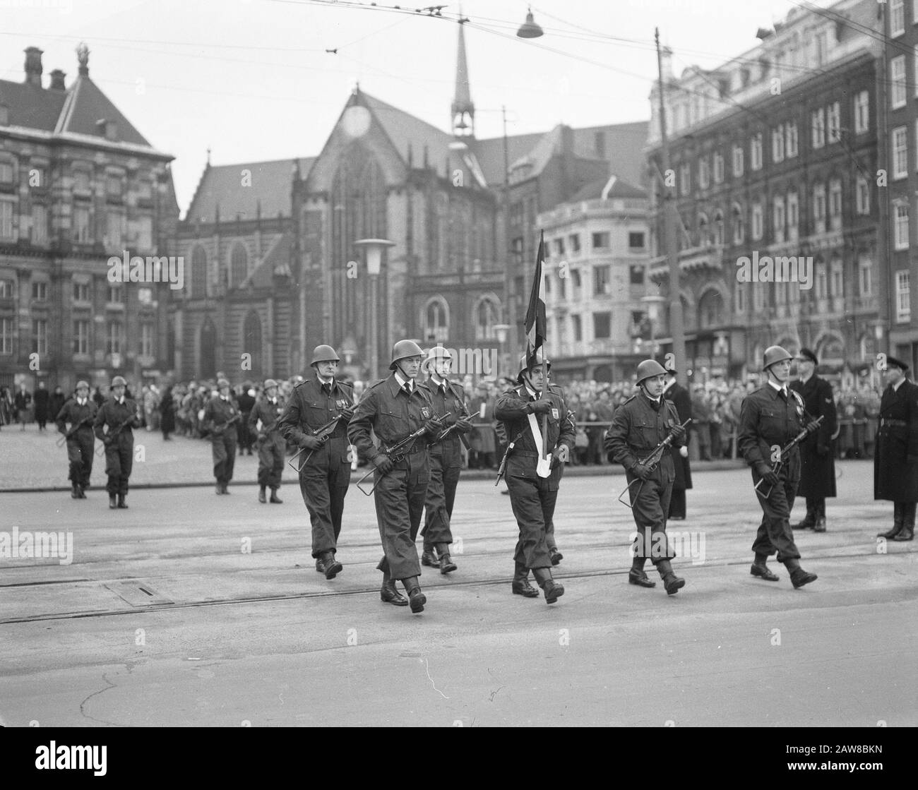 Transfert du drapeau hongrois au Palais royal d'Amsterdam famille royale Date : 22 décembre 1956 lieu : Amsterdam, Noord-Holland mots clés : cérémonies, drapeaux Banque D'Images