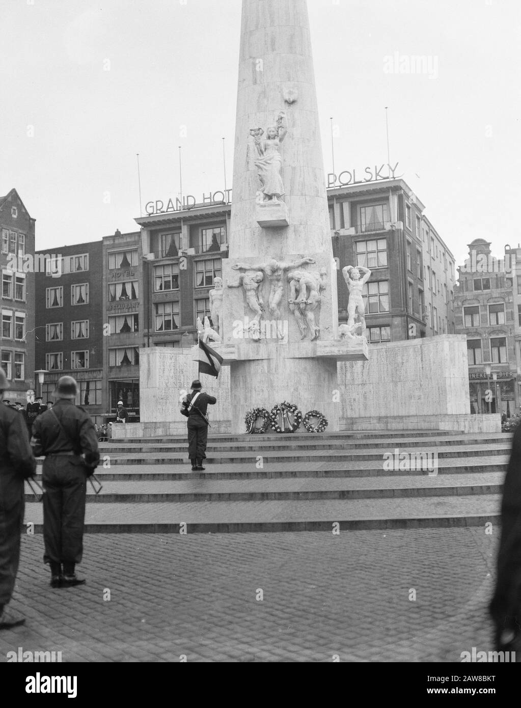 Transfert du drapeau hongrois au Palais royal d'Amsterdam famille royale Date: 22 décembre 1956 lieu: Amsterdam, Noord-Holland mots clés: Pose de couronnes, monuments, drapeaux Banque D'Images