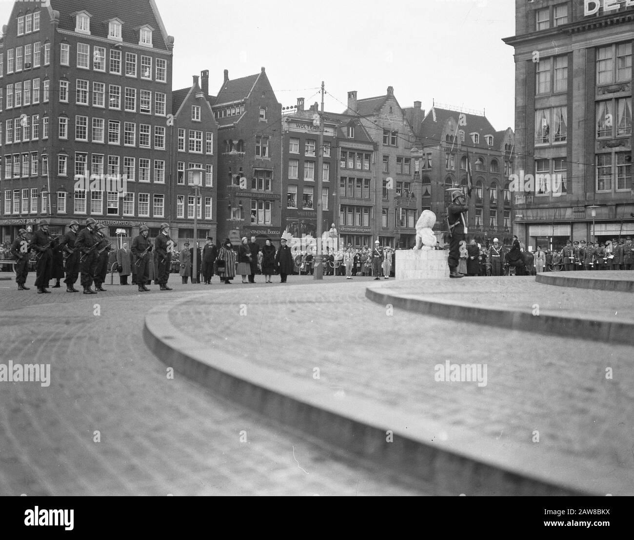 Transfert du drapeau hongrois au Palais royal d'Amsterdam famille royale Date : 22 décembre 1956 lieu : Amsterdam, Noord-Holland mots clés : redevance, cérémonies, drapeaux Banque D'Images