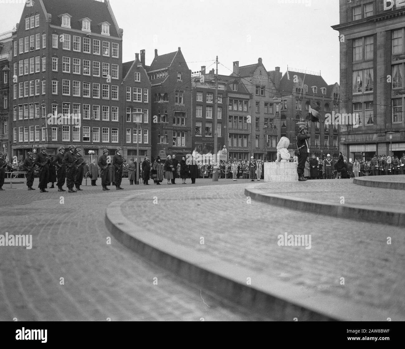 Transfert du drapeau hongrois au Palais royal d'Amsterdam famille royale Date : 22 décembre 1956 lieu : Amsterdam, Noord-Holland mots clés : monuments, cérémonies, drapeaux Banque D'Images