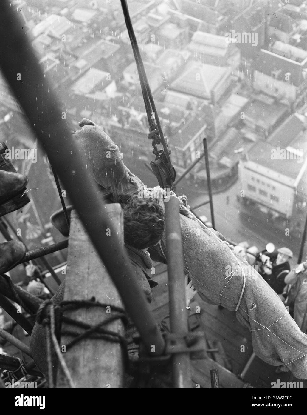 Installation stork sur la tour de la Haye Date : 31 janvier 1957 mots clés : placements, torensS Banque D'Images