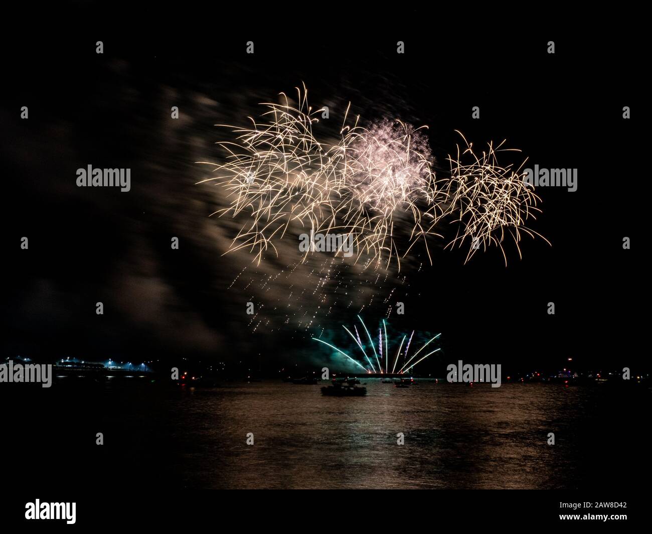 Feux d'artifice au-dessus du port de Plymouth depuis la batterie Queen Annes au championnat britannique de pompiers 2019, qui se tient à Plymouth Devon. Banque D'Images
