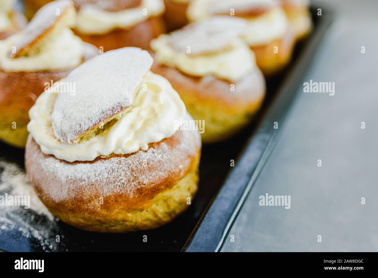 Pain à la crème fouettée Semla suédoise sur la plaque du four et fond en béton gris. Shrove dessert du mardi Banque D'Images