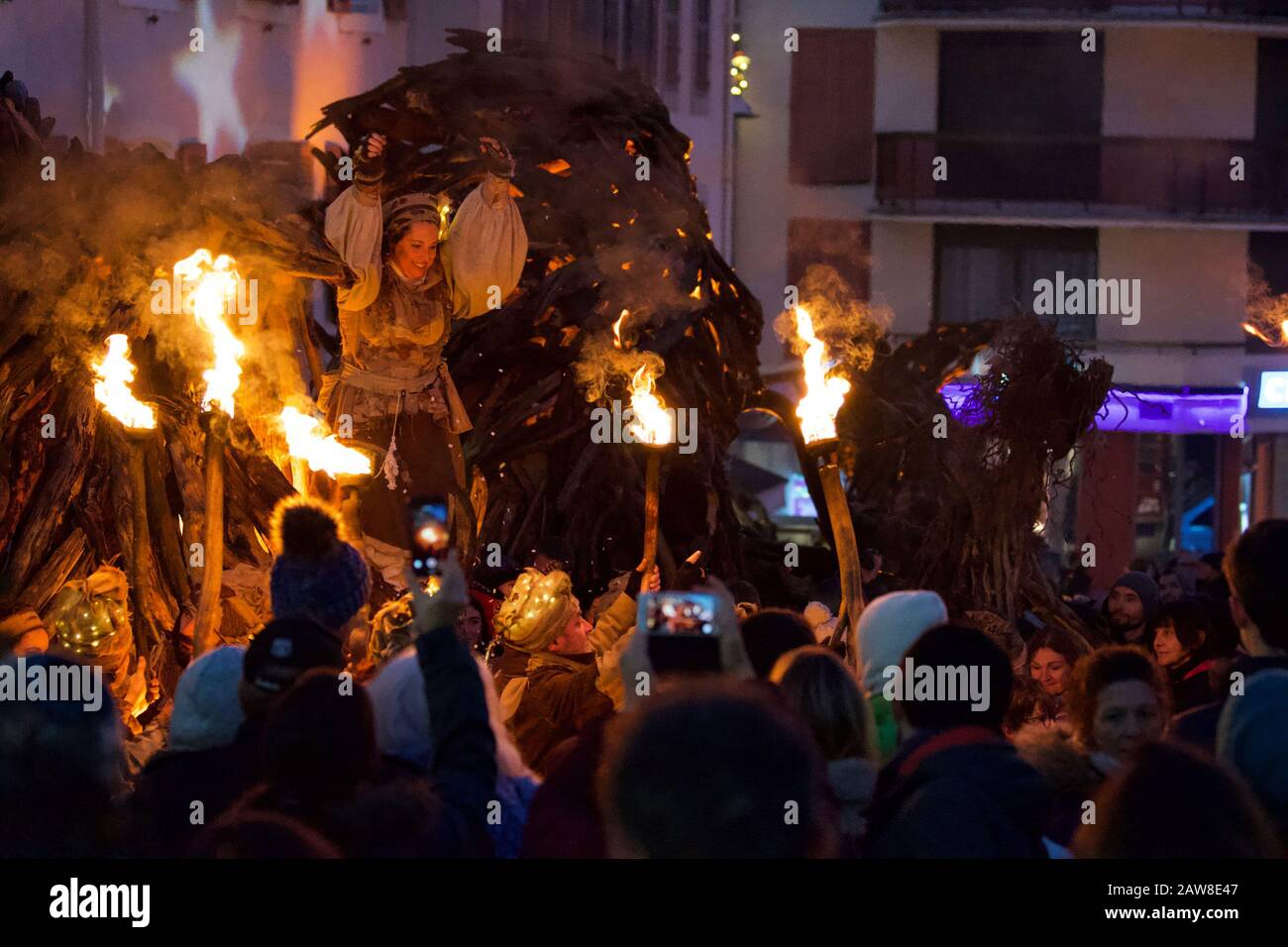 Evian-les-bains, France - 24 décembre 2019 : célébration du feu au spectacle la Légande des Flottins. Le fantastique village de bois dérivé s'ouvre chaque année pour Banque D'Images