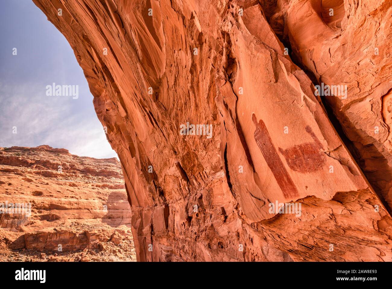 Figure couronnée Pictographe, anthropomorphe de style Barrière Canyon, alcôve de roche près de la zone de pique-nique de Hog Springs, route du Bicentenaire, plateau du Colorado, Utah Banque D'Images