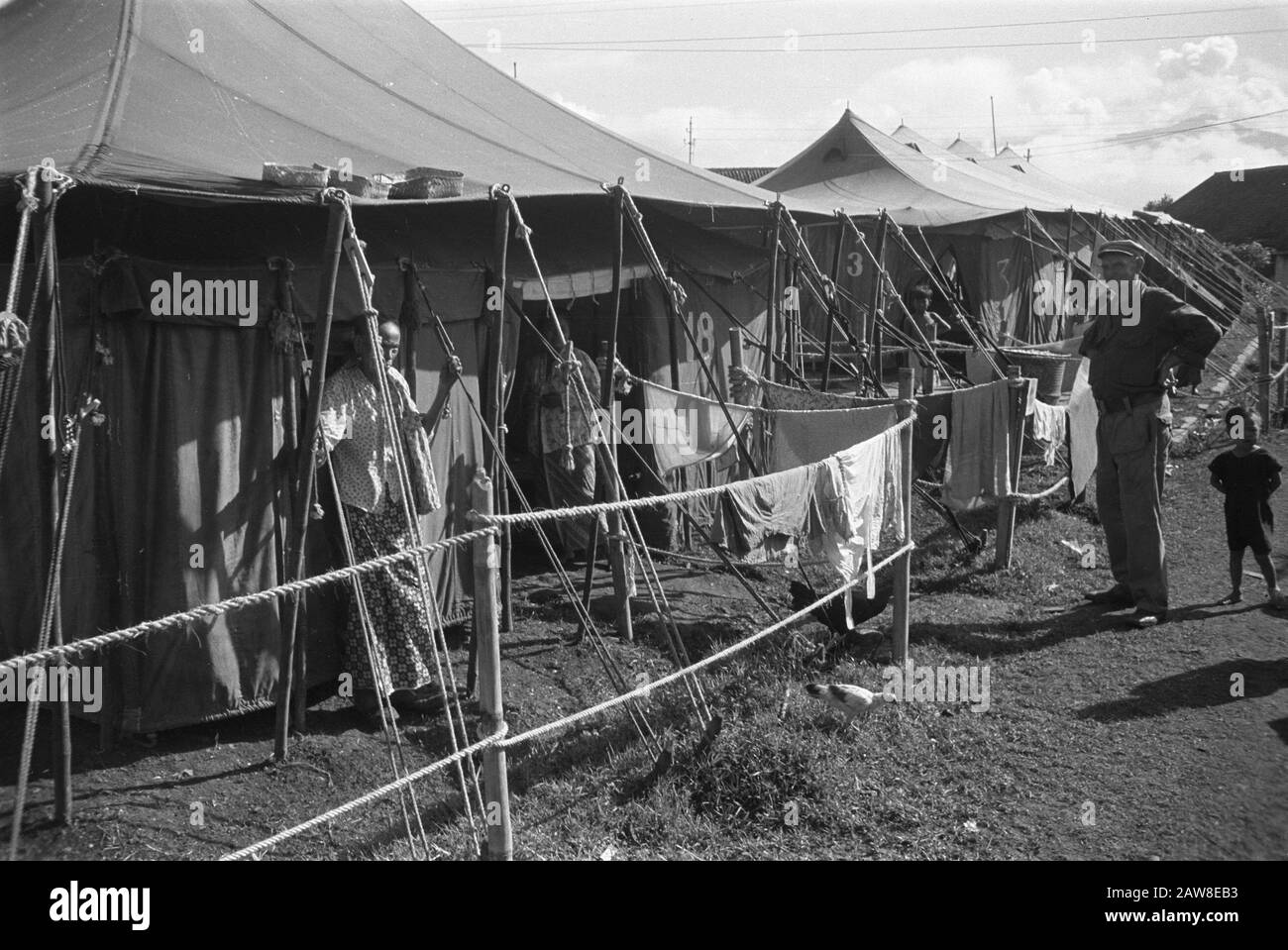 Tente camp à Bandung pour Sundanais en République de Récemment, plusieurs groupes 400 Sundanais qui ont été déportés à Djocja en temps de bersiap, sont retournés dans leur patrie . Ils sont temporairement logés dans un camp de tentes dans les locaux de leur ancien employeur, les compagnies de production militaire Bandung. Les tentes sont des rangées nettes avec même des rues réelles entre elles. Les évacués y étaient bientôt habitués et après quelques jours de pendaison tous les jours étaient déjà bordant les rues à sec Date: 26 mars 1949 lieu: Bandung, Indonésie, Java, Hollandais East Indies Banque D'Images