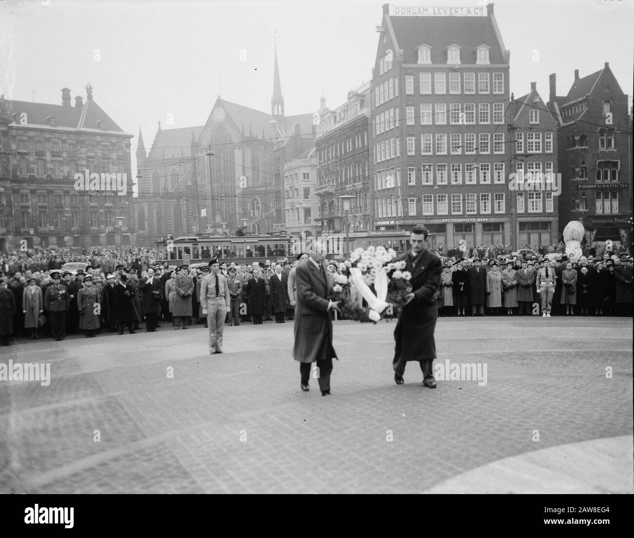 Cérémonie de dépôt de couronnes au Monument National d'Amsterdam Date: 26 décembre 1957 lieu: Amsterdam, Noord-Holland mots clés: Dépôt de couronnes Nom de l'institution: Monument national Banque D'Images