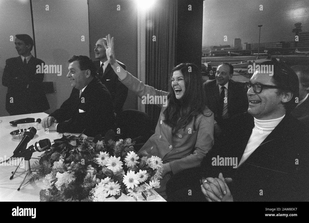 Lenny Kuhr arrive à l'aéroport de Schiphol, après le concours Eurovision de la chanson avec trois autres participants à la 1ère place pour avoir pris fin à Madrid, no 10: Lenny David Hartsema Date: 30 Mars 1969 Lieu: North-Holland, Schiphol Mots Clés: Festivals De Chansons, Participants Nom De La Personne: Hartsema, David Kuhr, Lenny Banque D'Images