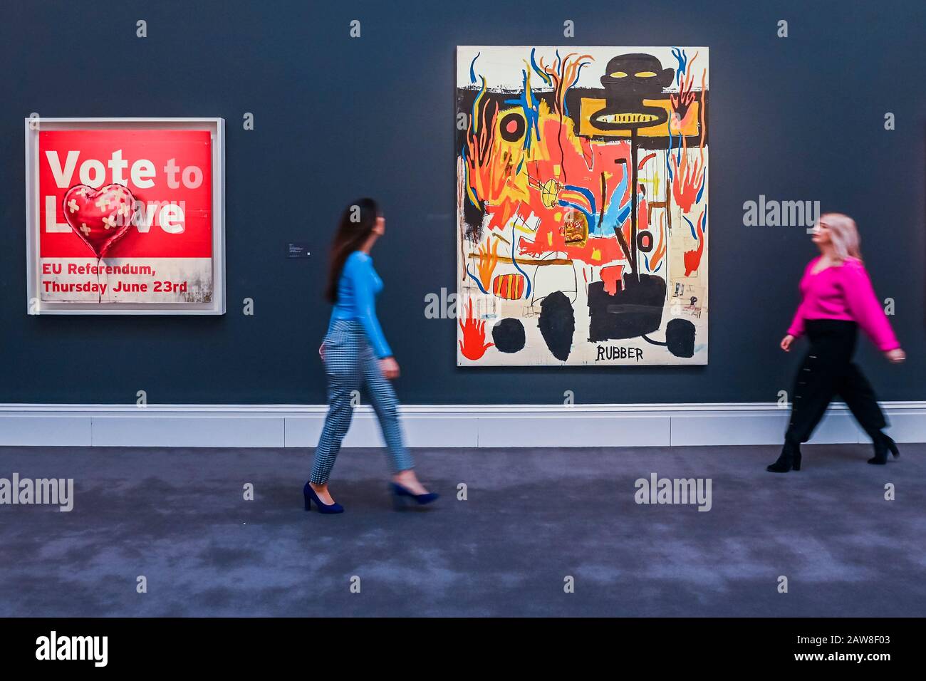 Londres, Royaume-Uni. 7 février 2020. Banksy, Votez pour l'amour, 2018, est £0.4-0.6m et JEAN-MICHEL BASSQUIAT, CAOUTCHOUC, 1985, est. £6-8 millions - Sotheby's previews son Contemporary Art Sale qui a lieu le 11 février 2020 à Londres. Crédit: Guy Bell/Alay Live News Banque D'Images