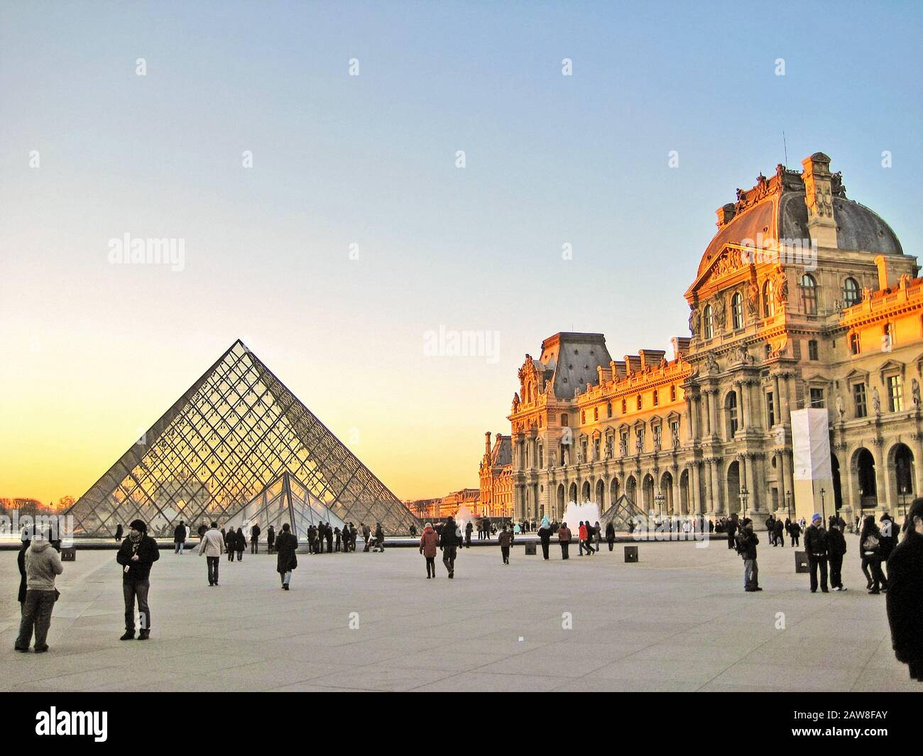 Paris, FRANCE, 24 décembre : le palais des rois s'ouvre à paris, france avec sa célèbre pyramide le 24 décembre 2012. Le Louvre est le plus grand musée De Par Banque D'Images