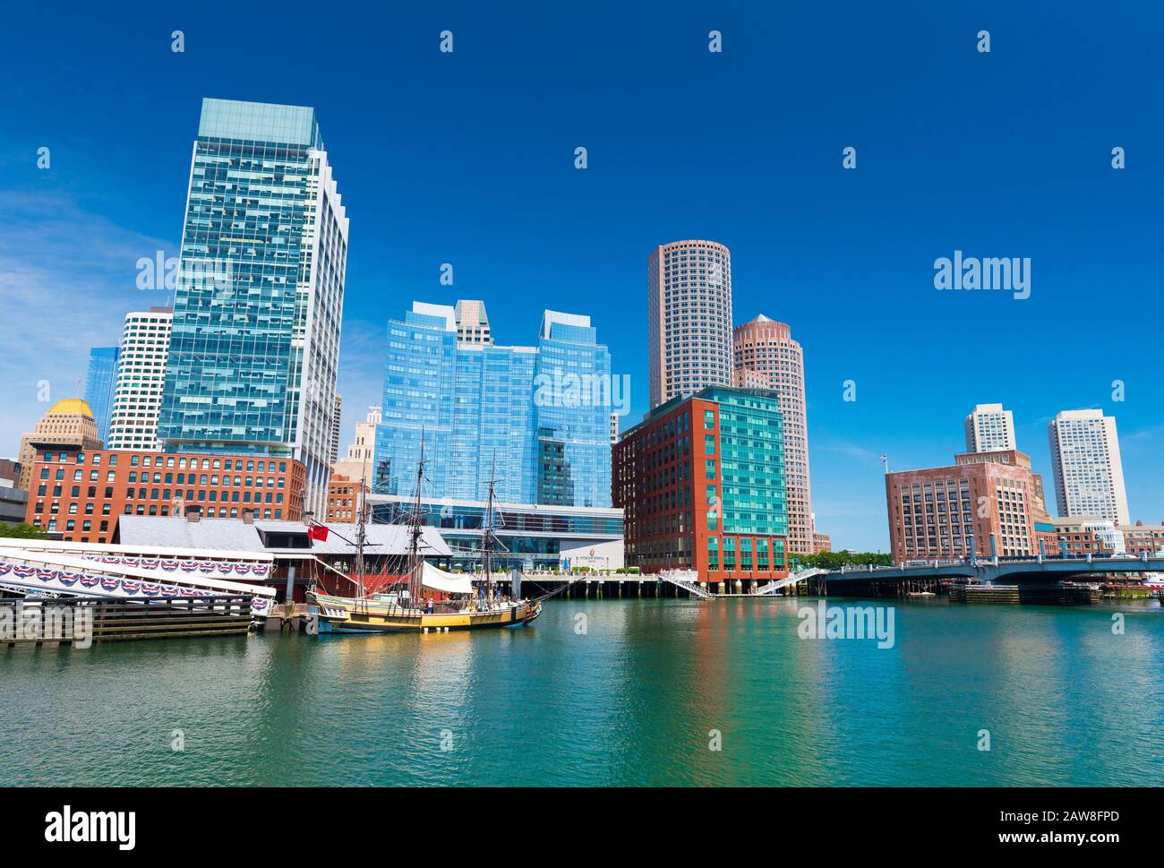 Juin 2016 - Boston, MA, USA : Boston skyline, vieux bateau historique dans la région de Tea Party museum et bâtiments modernes dans le centre-ville de refléter dans l'eau de Boston h Banque D'Images