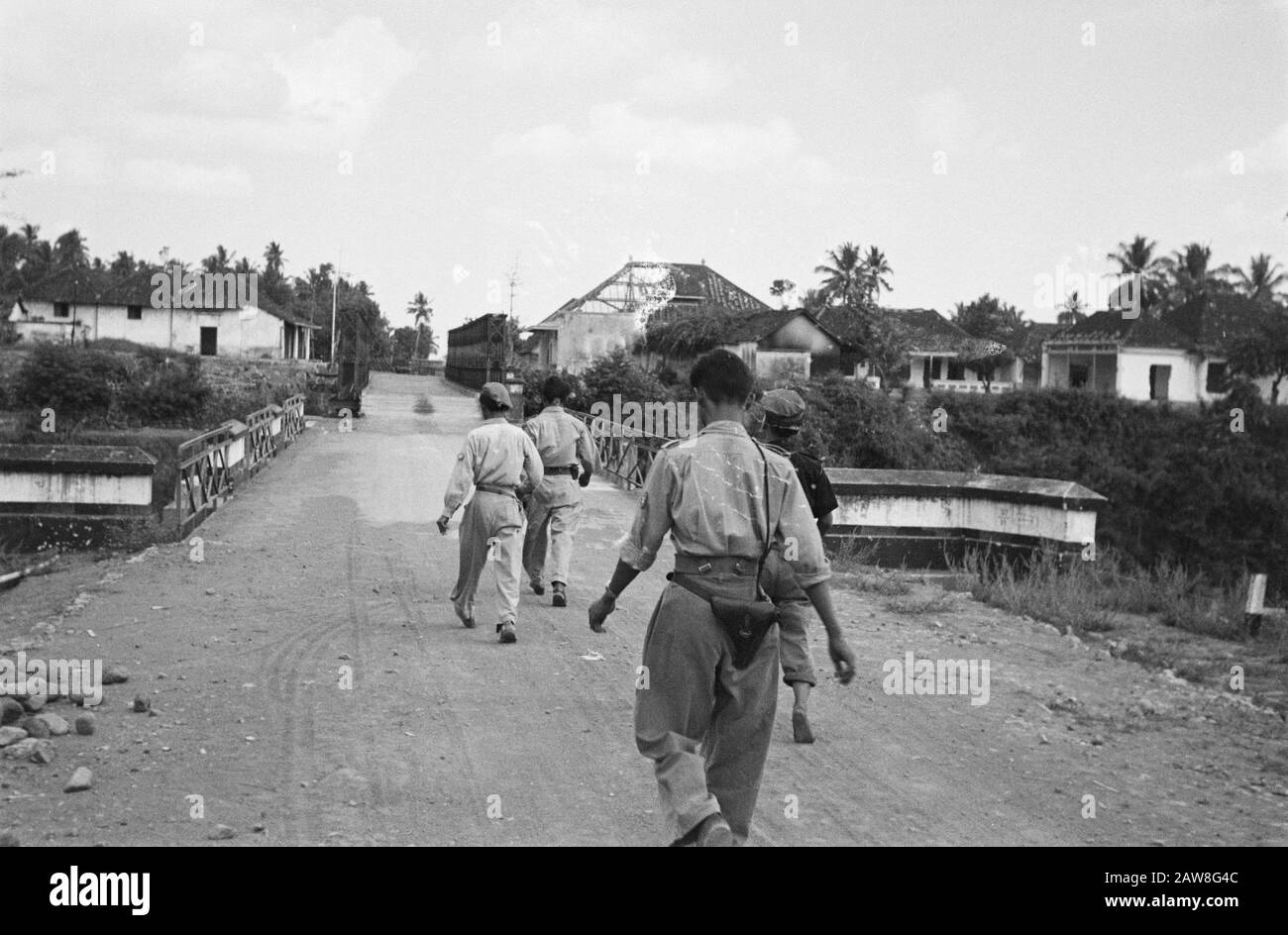 Réunion entre les officiers républicains et néerlandais à Bawen le vendredi 2 septembre 1949, le lieutenant-colonel Slamet Ryadih a rencontré ensemble des officiers néerlandais. Cet officier T.N.I., accompagné de son lieutenant et adjudant quelques dardanelles, était en route vers Yogya, où il a été rappelé lors des pourparlers de cessez-le-feu à Semarang. Les Néerlandais l'ont accompagné à Tempol, le dernier poste militaire néerlandais, auquel ils lui avaient donné une conduite sûre. Après être arrivé à Tempol va le lieutenant-colonel Slamet Ryadih T.N.I. avec les autres officiers à pied à travers le pont sur la potasse Krasak, qui forme la frontière entre nous Banque D'Images