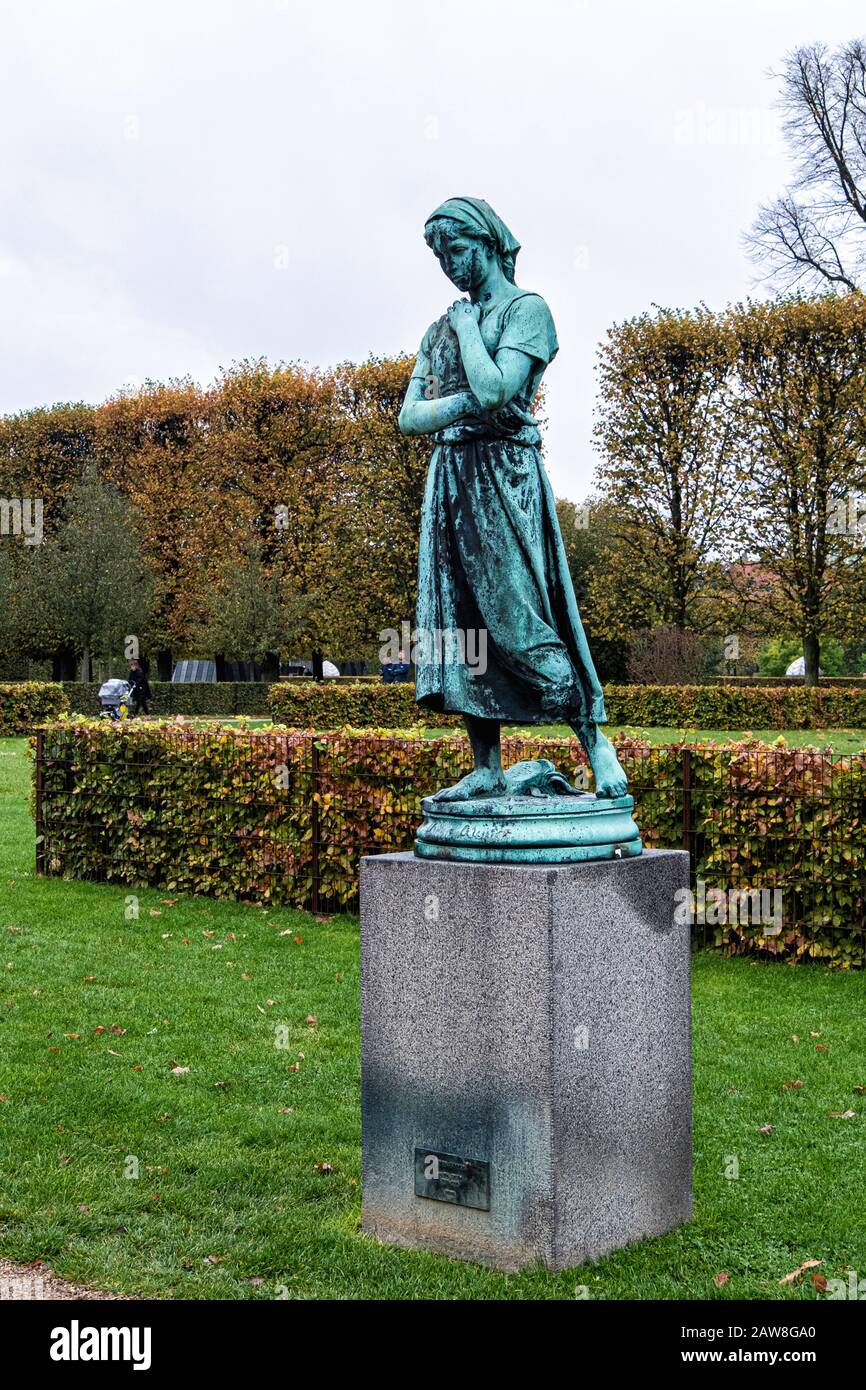 Leiden Gunver 1899 , Petite sculpture bronze Gunver du sculpteur Theobald Stein dans le jardin du roi au château de Rosenborg, Copenhague, Danemark Kongens Banque D'Images