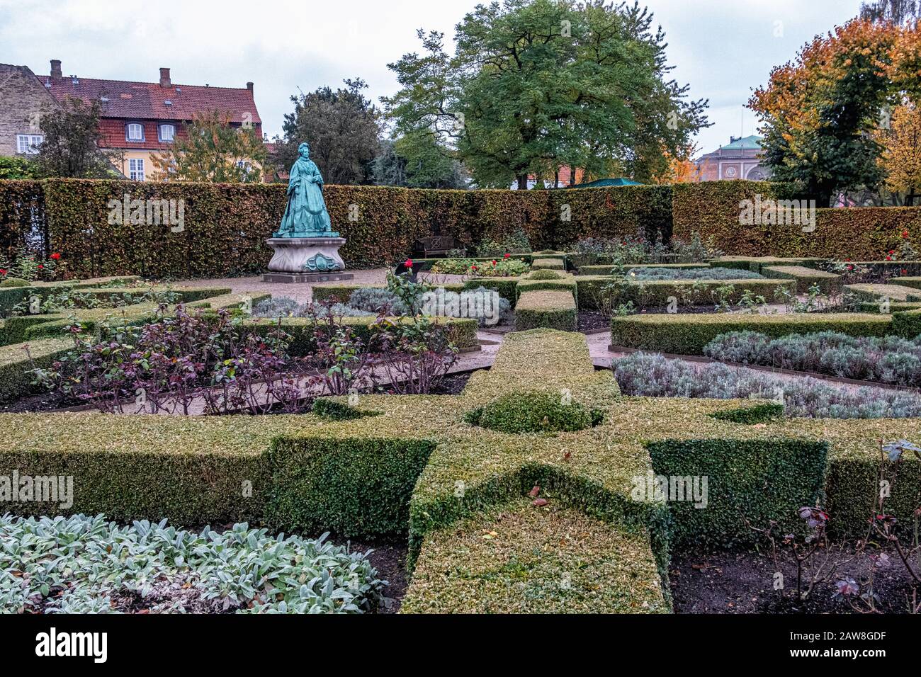 Jardin de roses dans les jardins royaux du château de Rosenborg à Copenhague, Danemark. Jardin formel conçu par Ingwer Ingwersen Banque D'Images