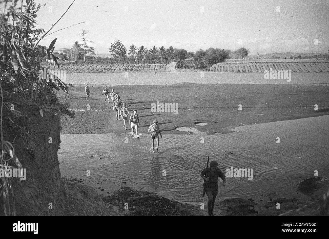 Patrouille 401ème Bataillon d'infanterie à Cheribon En patrouille près de Tandjong (région de Cheribon). Lors d'une action lourde, un potassium rend les chaussures très lourdes Date: Septembre 1949 lieu: Indonésie, Java, Hollandais East Indies Banque D'Images