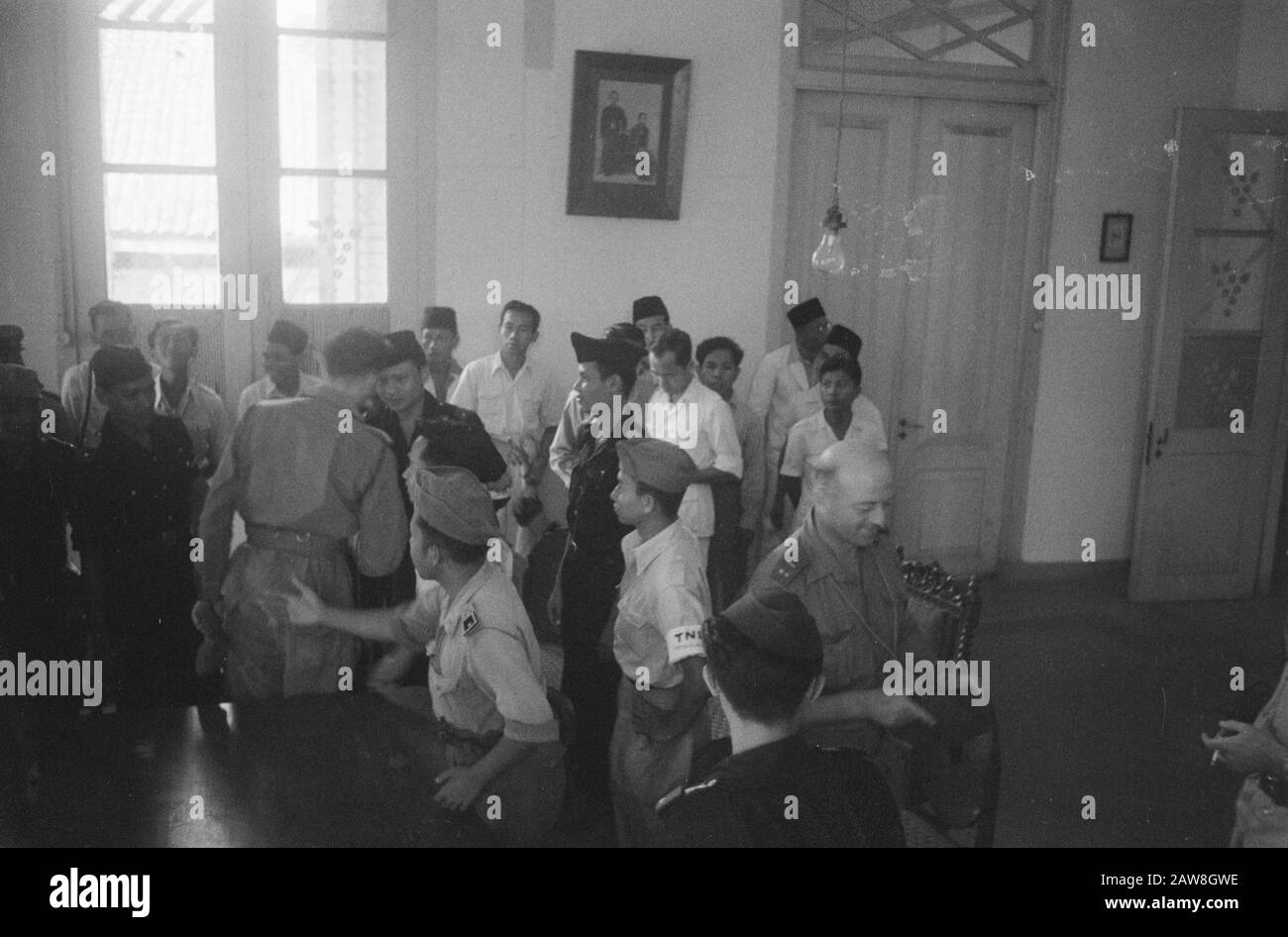 Déminage Wonosobo [transfert de la zone de patrouille au TNI] [les officiers néerlandais et indonésien du TNI se sont au revoir dans un bâtiment] Annotation: Right dirige un lieutenant-colonel néerlandais Date: 18 octobre 1949 lieu: Indonésie, Java, Hollandais East Indies, Wonosobo Banque D'Images