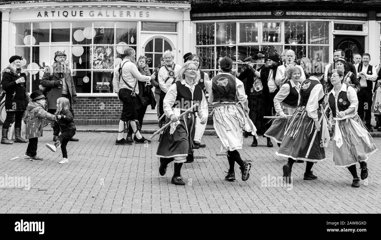 Brighton, Royaume-Uni - 1 janvier 2020: Morris Dancers se spectacle dans la rue au public Banque D'Images