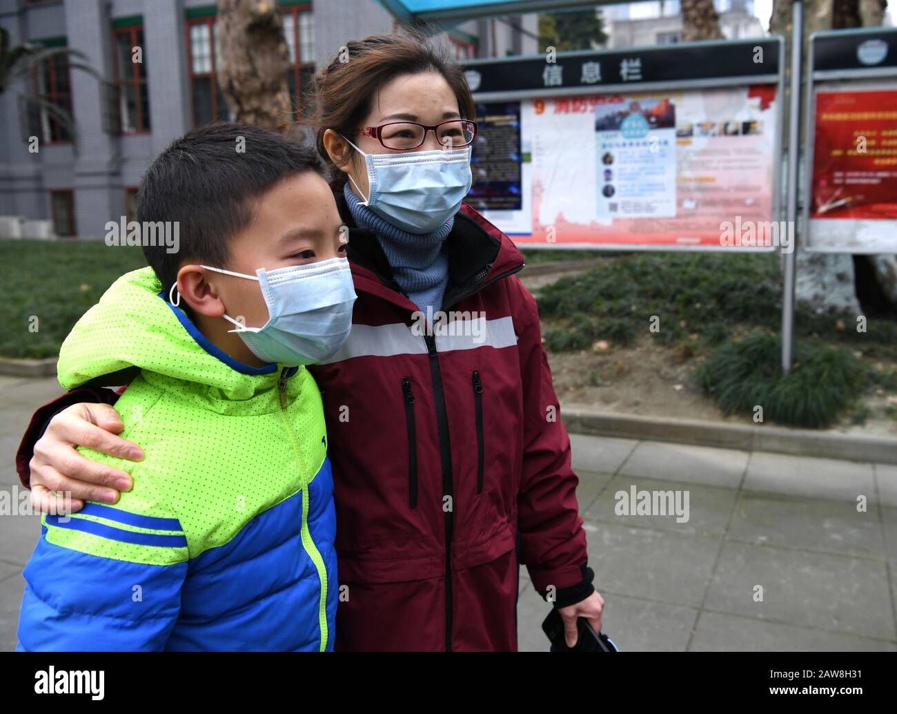 Chengdu, Province Chinoise Du Sichuan. 7 février 2020. Un membre de l'équipe médicale dit au revoir à son fils avant de partir pour la province de Hubei à l'hôpital de la Chine occidentale de l'Université du Sichuan à Chengdu, capitale de la province du Sichuan, dans le sud-ouest de la Chine, le 7 février 2020. Une équipe médicale composée de 131 membres a quitté Chengdu pour Wuhan vendredi pour aider les nouveaux efforts de lutte contre le coronavirus. Crédit: Wang Xi/Xinhua/Alay Live News Banque D'Images