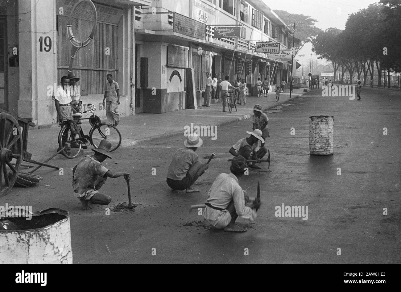 Cityscapes Batavia Center Noordwijk Annotation: Alors que de nombreux magasins de détail sont embarqués. Dans la rue, certains travailleurs de la route font des réparations. Les signes des frères Sake Tailors et Arrichiello Tailleurs Date : 25 septembre 1948 lieu : Batavia, Indonésie, Java, Hollandais East Indies Banque D'Images