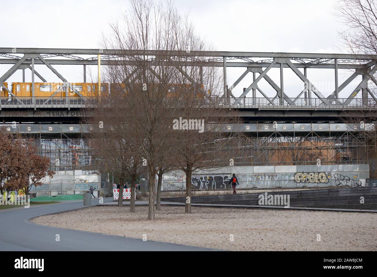 Berlin, ALLEMAGNE - 4 FÉVRIER 2020: Métro jaune VG Au pont du parc Gleisdreieck à Berlin, Allemagne Banque D'Images