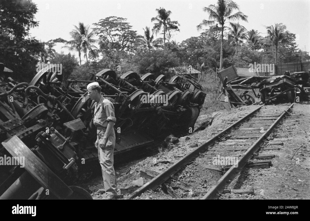 Krawang Krawang: Les ravages ont eu lieu lorsqu'un moteur léger régulier à vapeur de TNI à un train de troupes stationnaires a conduit à cela la nuit du jour D au-delà du système de pont majeur Krawang marqué dans le champ républicain. Date: Juillet 1947 Lieu: Indonésie, Java, Krawang, Pays-Bas East Indies Banque D'Images