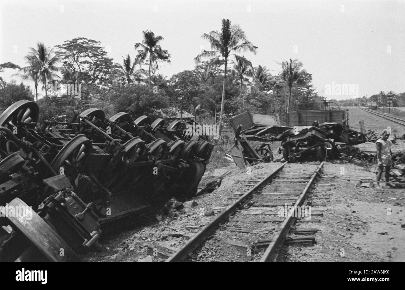 Krawang Krawang: Les ravages ont eu lieu lorsqu'un moteur léger régulier TNI à vapeur dans le train des troupes stationnaires a conduit dans celui de la nuit du D-day au-delà du système de pont principal Krawang dans le champ républicain a marqué Date: Juillet 1947 lieu: Indonésie, Java, Krawang, Hollandais East Indies Banque D'Images