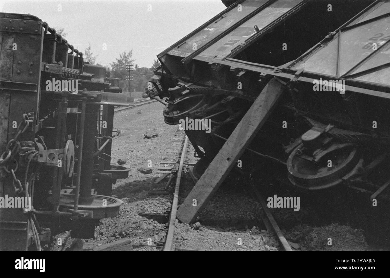 Krawang Krawang: Les ravages ont eu lieu lorsqu'un moteur léger régulier TNI à vapeur dans le train des troupes stationnaires a conduit dans celui de la nuit du D-day au-delà du système de pont principal Krawang dans le champ républicain a marqué Date: Juillet 1947 lieu: Indonésie, Java, Krawang, Hollandais East Indies Banque D'Images