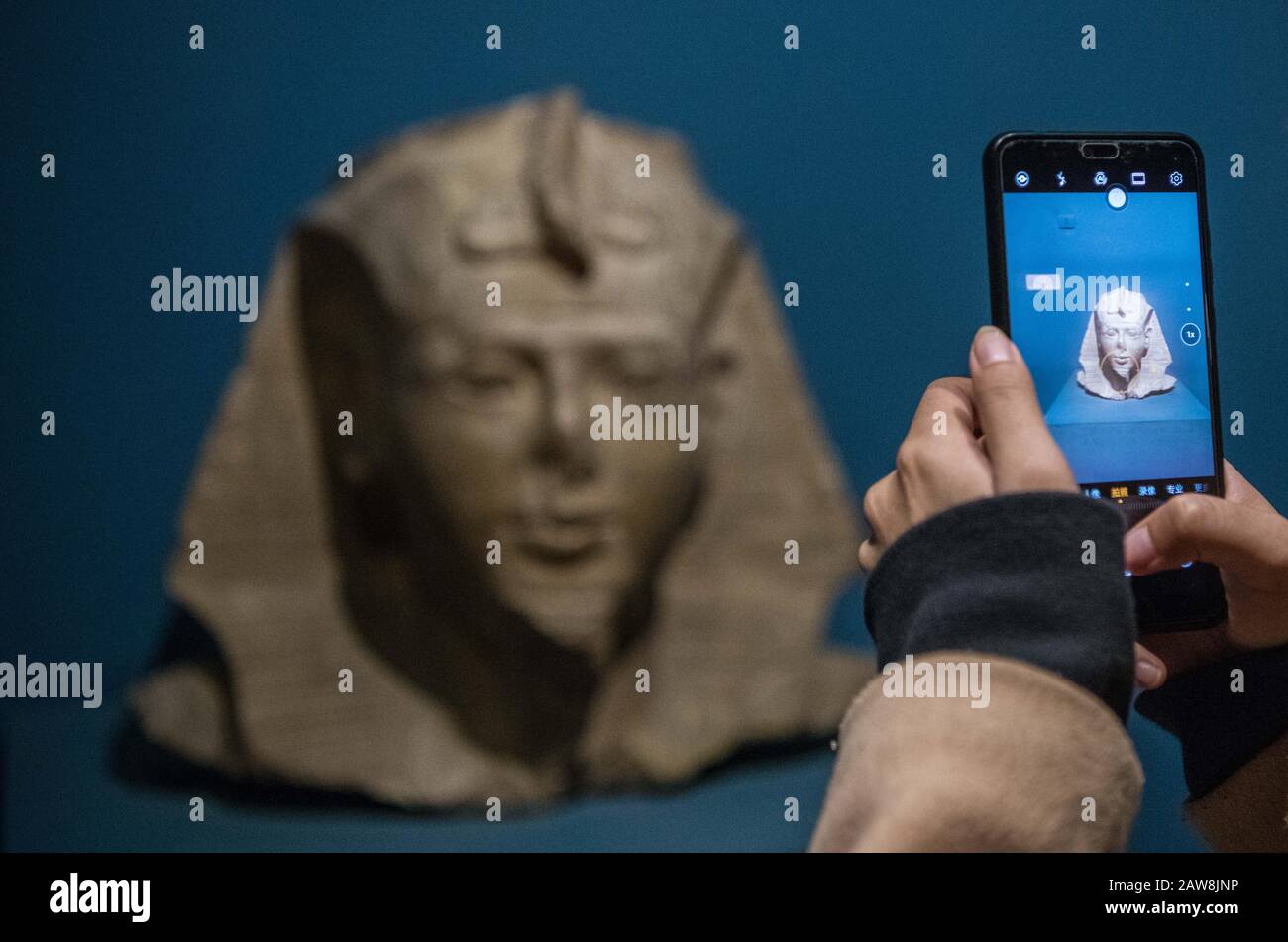 (200207) -- MINYA, 7 février 2020 (Xinhua) -- un visiteur prend des photos d'une statue au Musée Mallawi, province de Minya, Egypte, le 30 janvier 2020. POUR ALLER AVEC "Feature: Le Musée de Mallawi de Haute-Egypte rétablit la popularité des années après le pillage" (Xinhua/Wu Huiwo) Banque D'Images