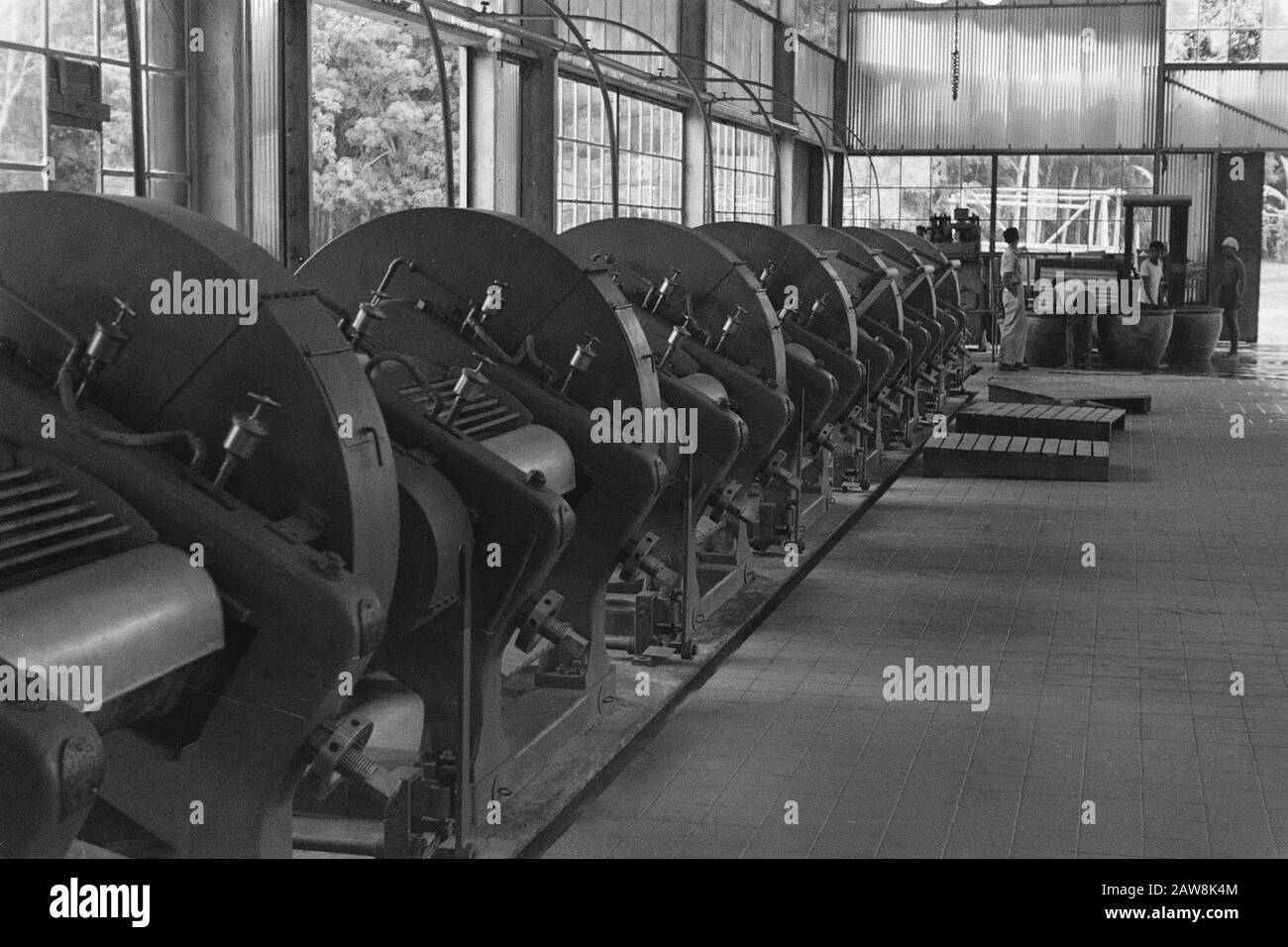 La société de caoutchouc Tandjongpoera Avec la force et travaille à la construction de diverses usines de caoutchouc et d'autres grandes entreprises. Ici déjà largement récupéré la compagnie de caoutchouc Batang Sarangan. Dans les mois qui ont suivi les actions de la police cette usine à partir de zéro reconstruit. Dans un délai de trois mois, ils espèrent tourner Date: 2 novembre 1948 lieu: Indonésie Hollandais East Indies Banque D'Images