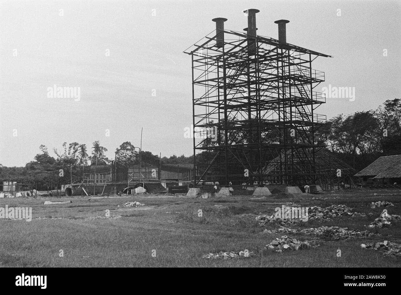 La société de caoutchouc Tandjongpoera Avec la force et travaille à la construction de diverses usines de caoutchouc et d'autres grandes entreprises. Ici déjà largement récupéré la compagnie de caoutchouc Batang Sarangan. Dans les mois qui ont suivi les actions de la police cette usine à partir de zéro reconstruit. Dans un délai de trois mois, ils espèrent tourner Date: 2 novembre 1948 lieu: Indonésie Hollandais East Indies Banque D'Images