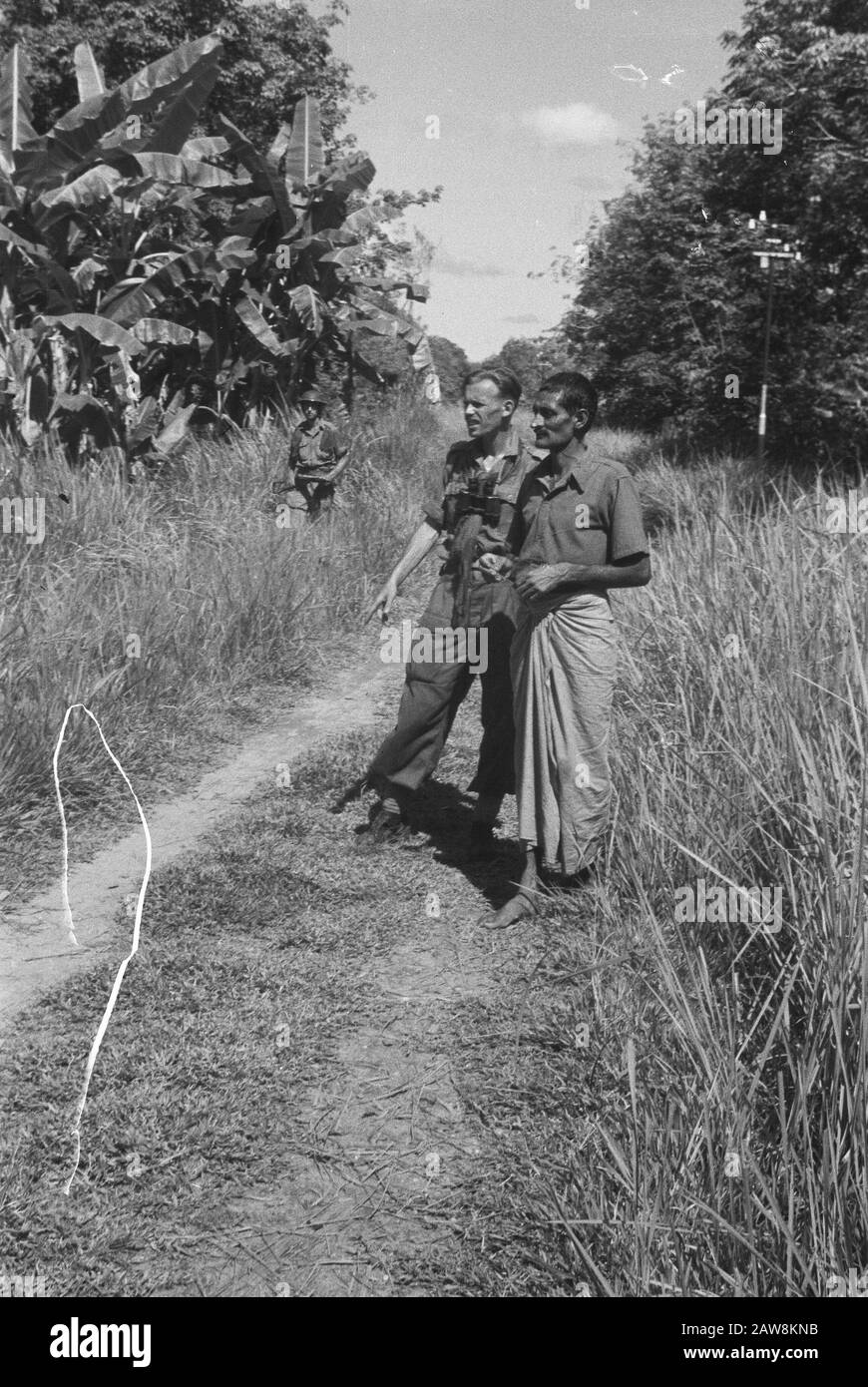 Photos libération Nord Sumatra [officier néerlandais auprès des résidents locaux dans une plantation de bananes] Date : 19 décembre 1948 lieu : Indonésie, Antilles orientales néerlandaises, Sumatra Homemaker, B. / DLC Titulaire du droit d'auteur : Archives nationales Type de matériel : négatif (noir / blanc) numéro d'inventaire des archives : voir accès 2.24.04.02 Banque D'Images