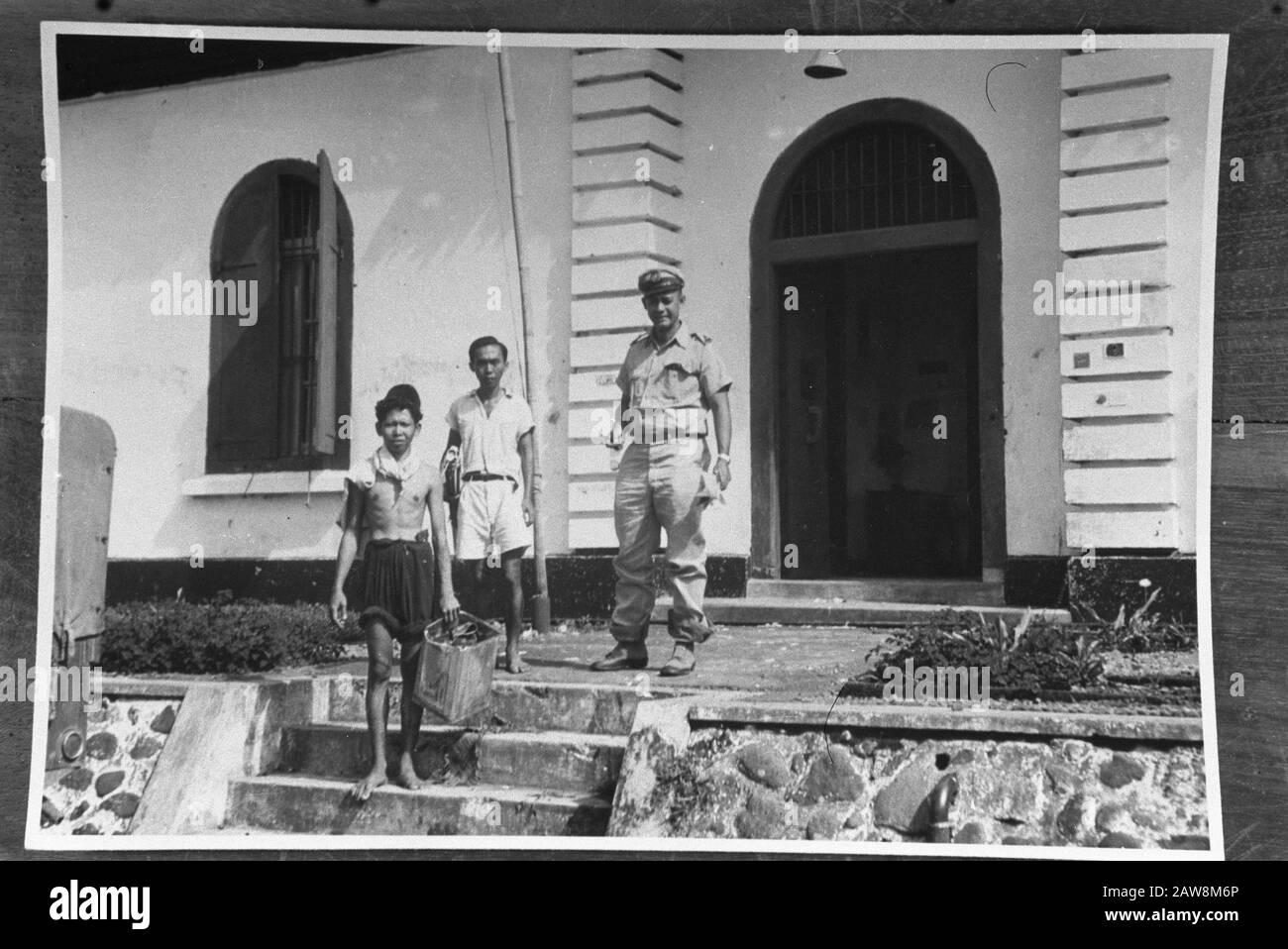 Magelang KNil soldat pose avec deux Indonésiens pour l'annotation du couvent des Ursulines: Repro Negative Date: 22 décembre 1948 lieu: Indonésie, Java, Magelang, Hollandais East Indies Banque D'Images