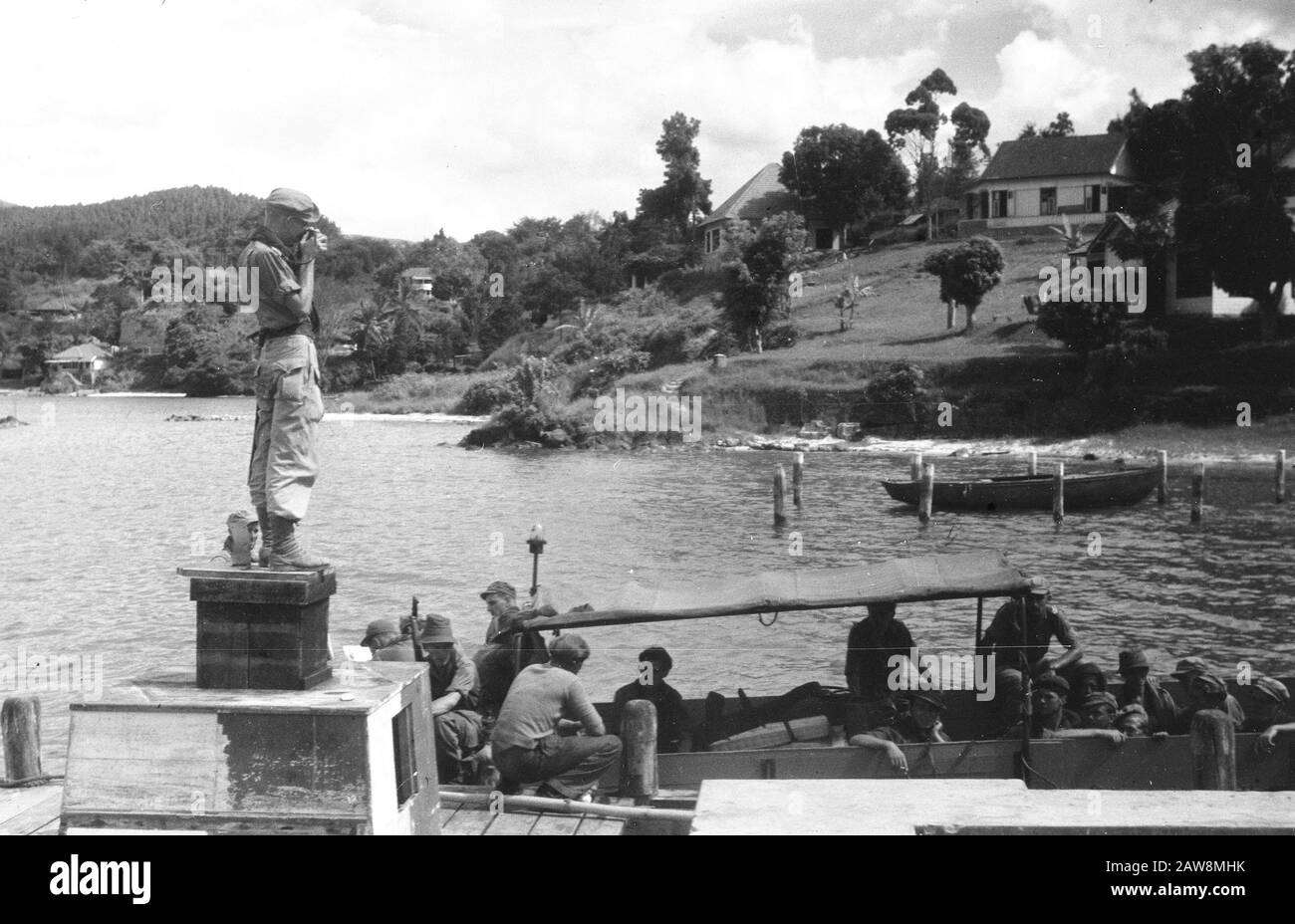 [Soldats dans un débarcadère sur un quai, photographiés par un soldat debout sur une plate-forme] Date: Décembre 1948 lieu: Indonésie Antilles néerlandaises de l'est Banque D'Images