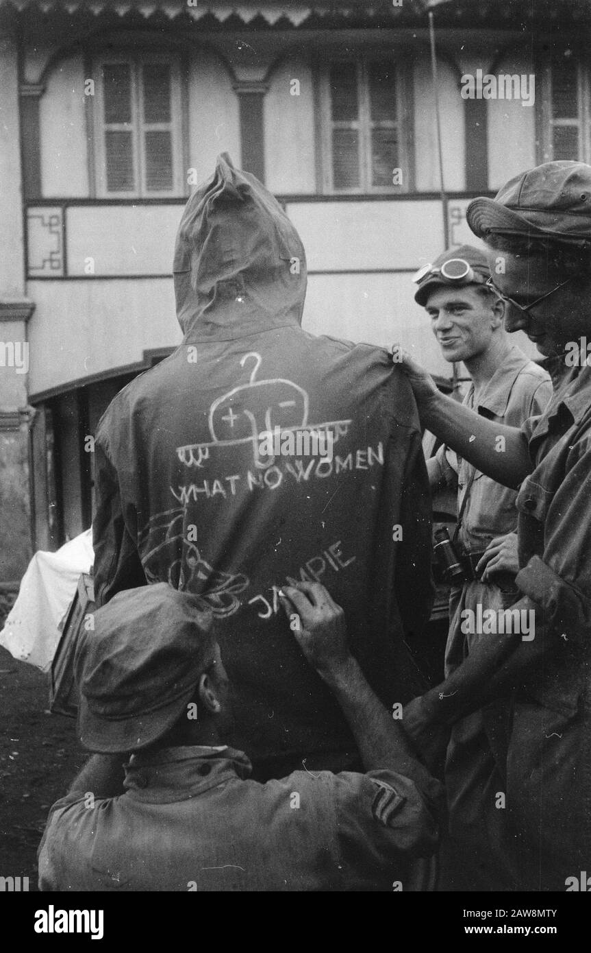 Mars à fort van der Capellen et fort de Kock (gorge d'Anei) [à l'arrière d'un imperméable d'un soldat néerlandais par ses camarades signés. La figure de Killroy était ici avec la décision ce que les femmes, le chef de Donald Duck et le mot Jampie Date: 29 décembre 1948 lieu: Batusangkar, Indonésie, Hollandais East Indies, Sumatra Banque D'Images