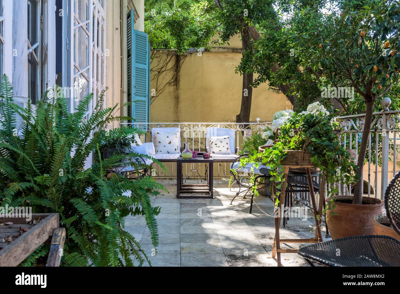 Chaises et plantes en pot sur le balcon Banque D'Images