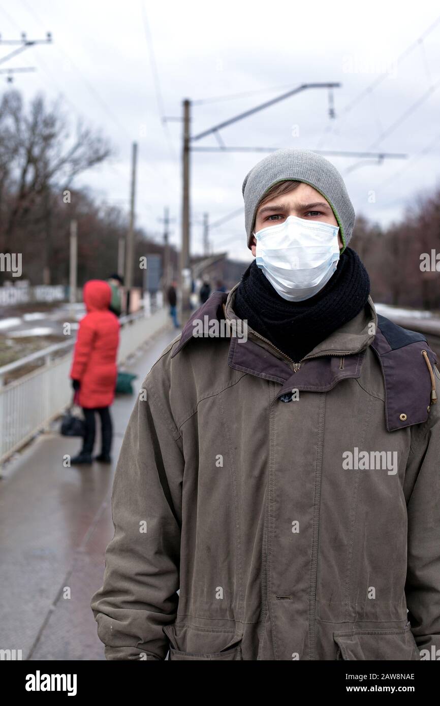 épidémie virale, homme dans le masque de protection médicale, maladie respiratoire de la grippe, coronavirus. Banque D'Images