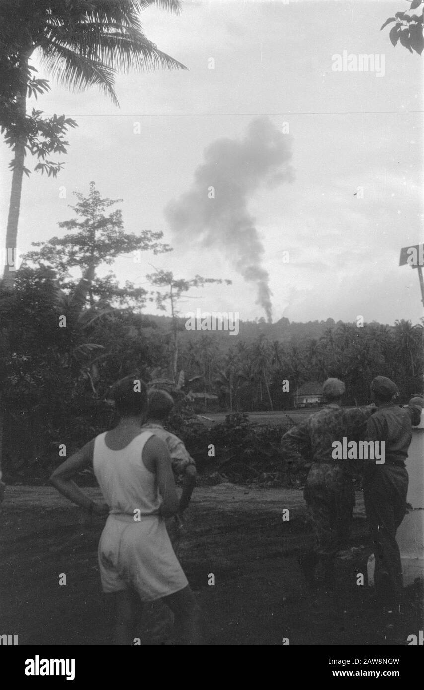 [Les soldats néerlandais qui regardent une grande panache de fumée au loin] Date : janvier 1949 lieu : Indonésie, Antilles néerlandaises de l'est, Sumatra Banque D'Images