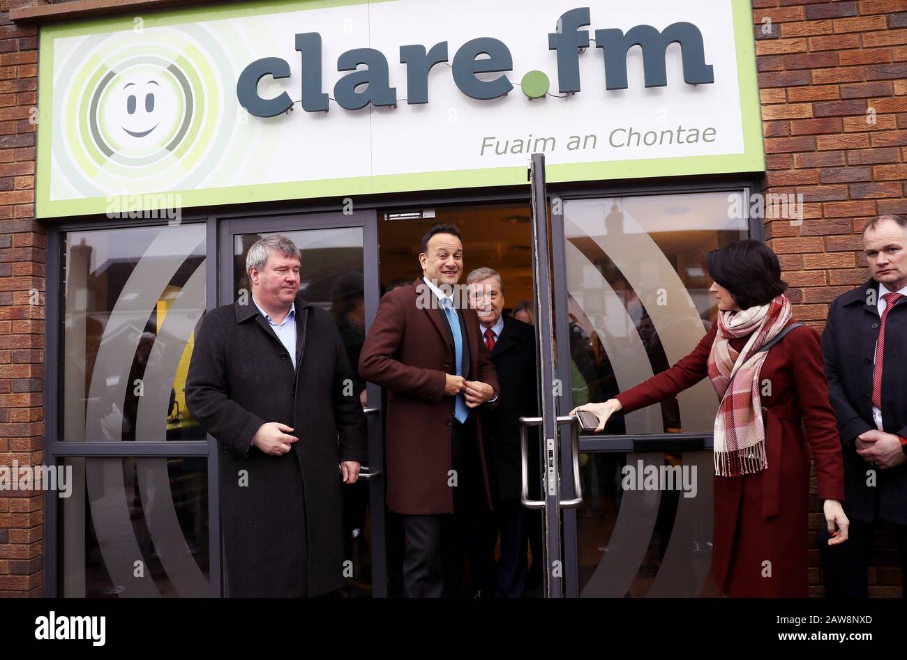 Taoiseach Leo Varadkar (deuxième à gauche) quitte Clare FM au cours du dernier jour de campagne électorale générale à Ennis, Co Clare. Banque D'Images