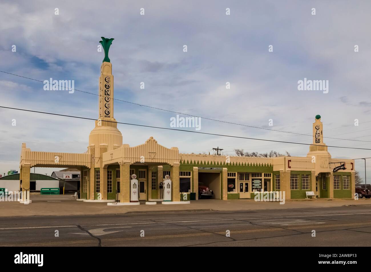 Art déco Tower Station et U-Drop Inn le long de la route 66 à Shamrock, Texas, États-Unis [pas de libération de propriété; disponible pour licence éditoriale seulement] Banque D'Images