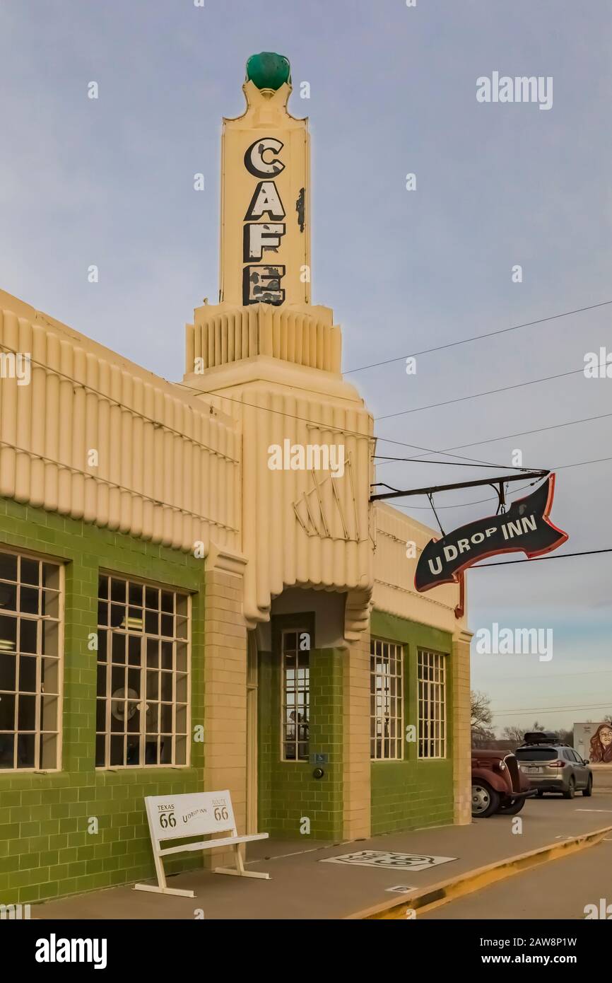 Murs extérieurs en carreaux ceratmiques à vitrage vert de la station art déco Tower et de l'auberge U-Drop le long de la route 66 à Shamrock, Texas, États-Unis [pas de libération de la propriété; disponibilité Banque D'Images