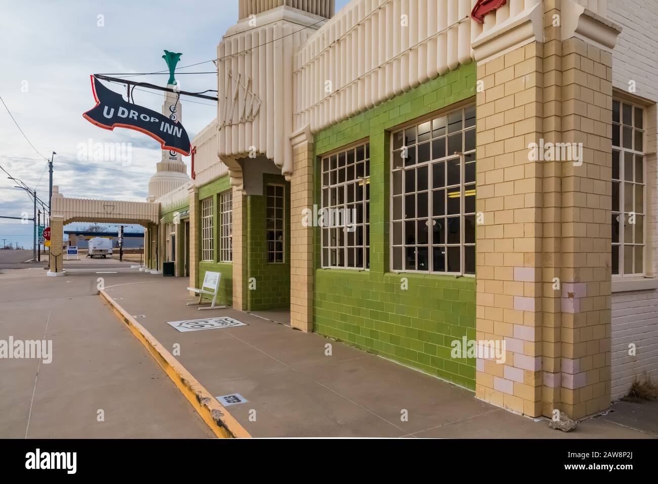 Murs extérieurs en carreaux ceratmiques à vitrage vert de la station art déco Tower et de l'auberge U-Drop le long de la route 66 à Shamrock, Texas, États-Unis [pas de libération de la propriété; disponibilité Banque D'Images