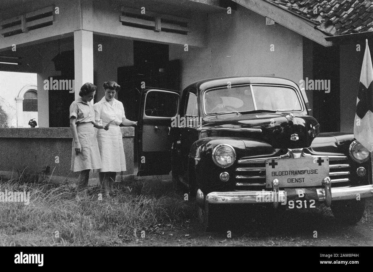 Rapport De La Croix-Rouge À L'Hôpital Batavia Princess Margaret À Batavia. Deux femmes dans une voiture du service de transfusion sanguine Date: 9 février 1949 lieu: Batavia, Indonésie, Jakarta, Hollandais East Indies Banque D'Images