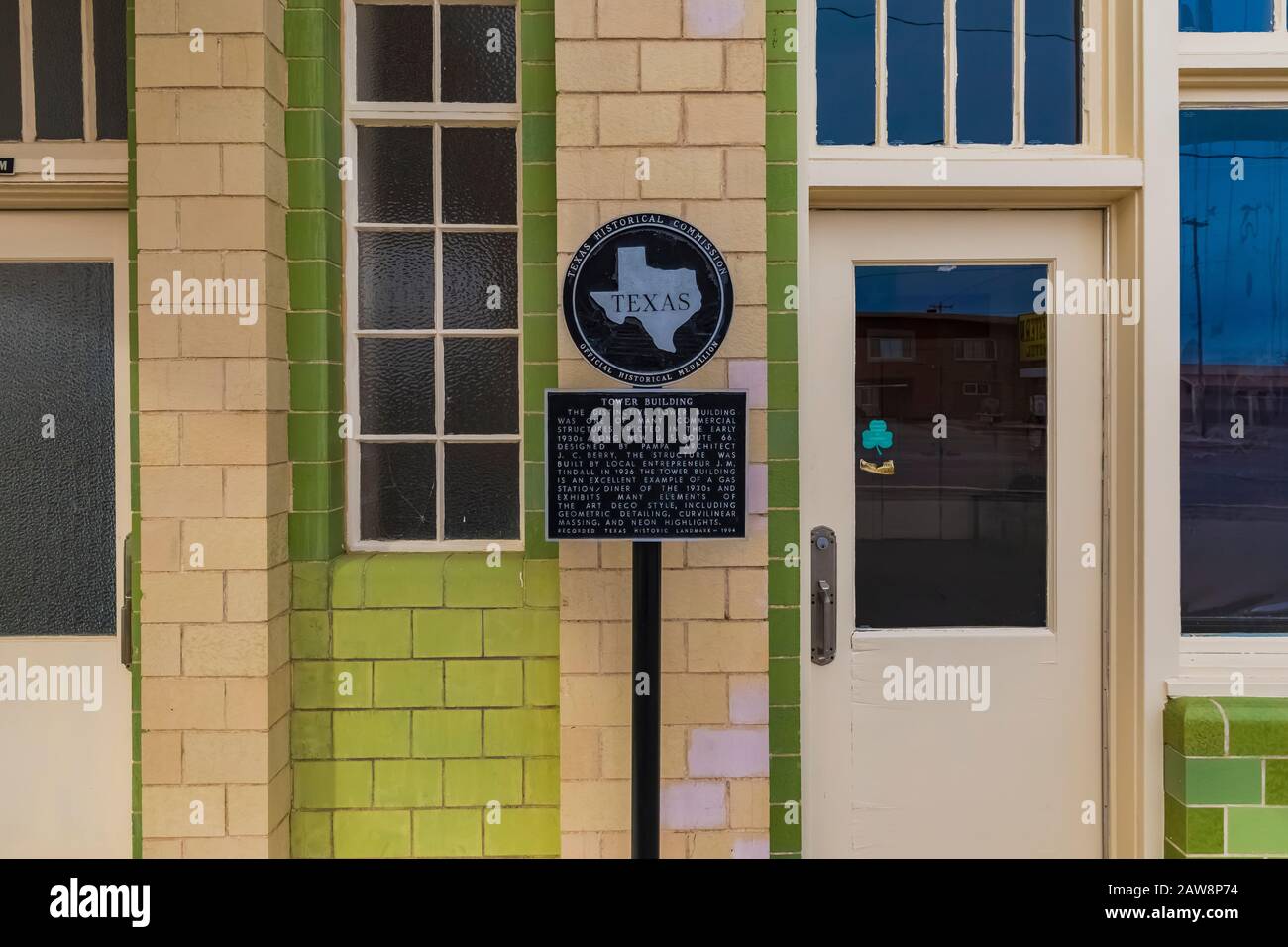 Murs extérieurs en carreaux ceratmiques à vitrage vert de la station art déco Tower et de l'auberge U-Drop le long de la route 66 à Shamrock, Texas, États-Unis [pas de libération de la propriété; disponibilité Banque D'Images