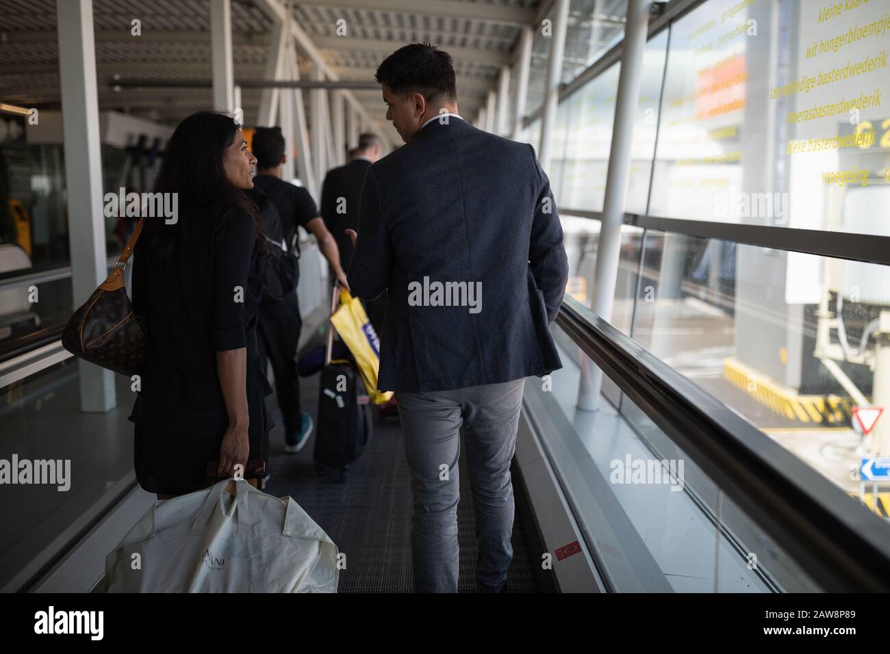 Voyageurs d'affaires hommes et femmes dans un aéroport international Banque D'Images