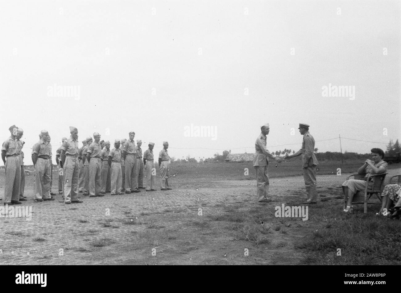 Transfert de commandement Armée militaire Medan le transfert du Commandement aérien régional a eu lieu le jeudi 17 février à la 11ème base aérienne de Medan place. Le commandant sortant, Le Major H. Maurenbrecher, a donné le commandement Au Major cerf-volant P.J.E. Janssens. Le commandant de l'aviation militaire, le colonel Van der Eem, également le commandant de la force territoriale, Le Général P. Scholten, et de nombreuses autres autorités civiles et militaires ont assisté à la cérémonie. Janssens exprime la main du commandant sortant au revoir, au nom de toutes les forces aériennes de Sumatra Date : 02/17/1949 lieu : Indonésie, Medan, Antilles néerlandaises Banque D'Images