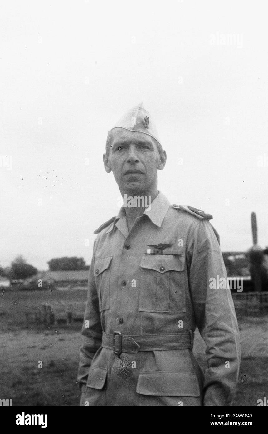 Transfert de commandement Armée militaire Medan le transfert du Commandement aérien régional a eu lieu le jeudi 17 février à la 11ème base aérienne de Medan place. Le commandant sortant, Le Major H. Maurenbrecher, a donné le commandement Au Major cerf-volant P.J.E. Janssens. Maj kite P.J.E. Janssens Date : Le 17 Février 1949 Lieu : Indonésie Indes Orientales Nom De La Personne : Janssens, P.j.e. Banque D'Images