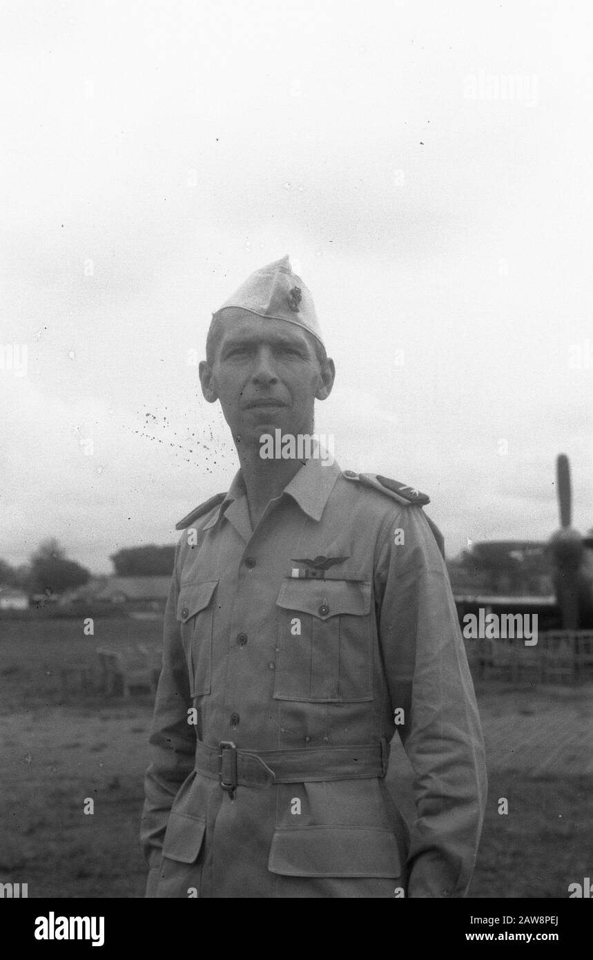 Transfert de commandement Armée militaire Medan le transfert du Commandement aérien régional a eu lieu le jeudi 17 février à la 11ème base aérienne de Medan place. Le commandant sortant, Le Major H. Maurenbrecher, a donné le commandement Au Major cerf-volant P.J.E. Janssens. Maj kite P.J.E. Janssens Date : Le 17 Février 1949 Lieu : Indonésie Indes Orientales Nom De La Personne : Janssens, P.j.e. Banque D'Images