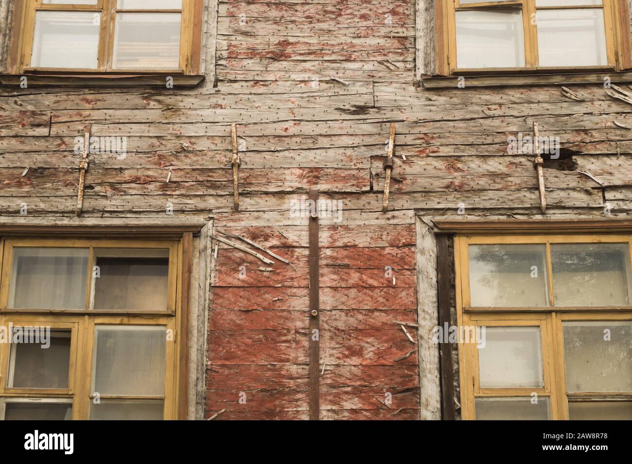 Fenêtres de l'ancienne maison en bois. Mur de planche en bois avec fenêtres arrière-plan Banque D'Images